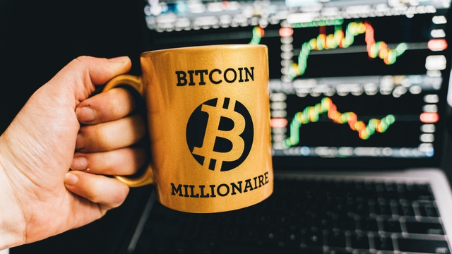 Taza dorada con la inscripción Bitcoin Millionaire.